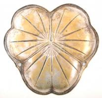 3 db különféle réztárgy: 1 db gazdagon díszített, szív alakú fényképtartó, 2 db dekoratív tálca, kül...