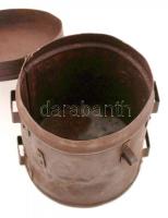 Lelakatolható henger alakú fémdoboz, d: 12 cm