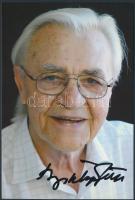 Bitskey Tibor (1929-2015) a Nemzet Színésze címmel kitüntetett, Kossuth- és kétszeres Jászai Mari-díjas magyar színművész, saját kezű aláírása fotón. Szép állapotban, cca 15x10cm