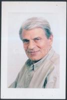 Sztankay István (1936-2014) a Nemzet Színésze címmel kitüntetett, Kossuth-díjas és kétszeres Jászai Mari-díjas magyar színművész, rendező, érdemes művész saját kezű aláírása fotón. Szép állapotban, cca 15x10cm