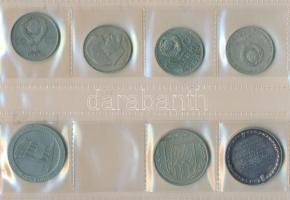 111db-os vegyes magyar és külföldi fémpénz tétel albumba rendezve, nem minden oldal beillesztett, kö...