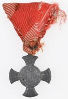 1916. "Vas Érdemkereszt a Vitézségi Érem szalagján" hadifém kitüntetés viseltes mellszalag...