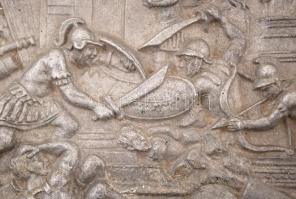 Jelzett ón tányér, Trója ostroma relieffel, d:26,5 cm