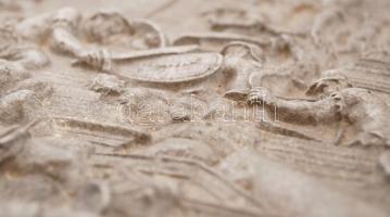 Jelzett ón tányér, Trója ostroma relieffel, d:26,5 cm