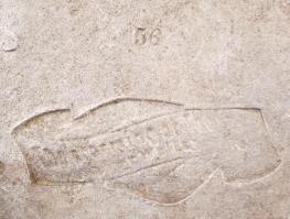 Jelzett ón tányér, Trója ostroma relieffel, d:26,5 cm