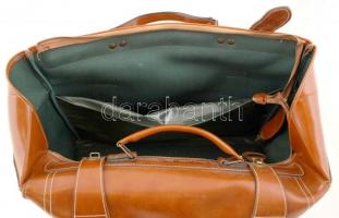 Nagyméretű műbőr utazótáska, zipzárral, az egyik oldalán kopott felirattal, egyébként jó állapotban,...