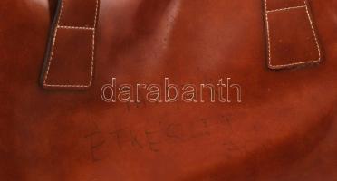 Nagyméretű műbőr utazótáska, zipzárral, az egyik oldalán kopott felirattal, egyébként jó állapotban,...