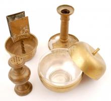 Vegyes réz tétel: gyertyatartó, m: 11,5 cm + díszes, virágmotívumos gyufatartó, m: 12,5 cm + dekorat...