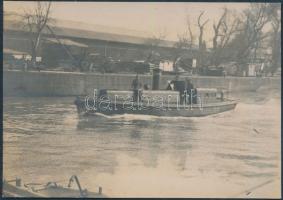 cca 1920 &quot;Lili Motorboot&quot;-motoros hajó legénységgel, hátoldalon feliratozva, 8x12 cm