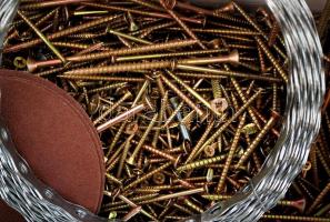 cca 2,5 kg különféle méretű csavar + csiszolólapok, stb
