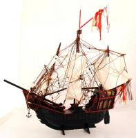 Vitorlás makett, festett fa hajótest, vászon vitorla, egyik árboc törött, h:70 cm, m:88 cm