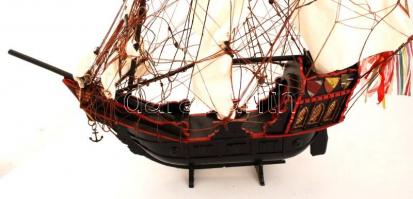 Vitorlás makett, festett fa hajótest, vászon vitorla, egyik árboc törött, h:70 cm, m:88 cm