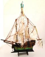 Vitorlás makett, festett fa hajótest, vászon vitorla, sérült, h:70 cm, m:88 cm