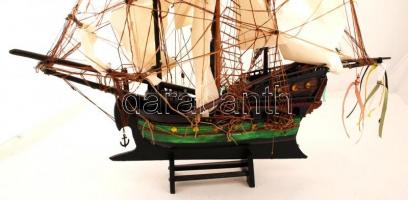 Vitorlás makett, festett fa hajótest, vászon vitorla, sérült, h:70 cm, m:88 cm