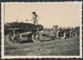 cca 1920-1930 Munkában a körmös traktor, 6x9 cm