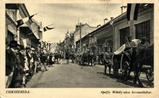 Csíkszereda, Miercurea Ciuc; Apaffy Mihály utca bevonuláskor, kiadja Vákár L. / entry of the Hungarian troops (vágott / cut)