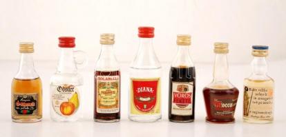 7 db különféle kisméretű italos üveg, Vermouth, sós borszesz, magyar és külföldi vegyesen