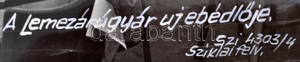 Sziklai Dezső(1910-1997): A Lemezárugyár új ebédlője, Sztálinváros, feliratozott, jelzett fotó, 24x2...