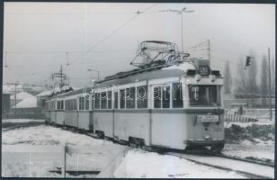 cca 1950-1970 A megszűnt 52-es villamos, Linzbauer Tamás fotója, hátulján feliratozva, pecséttel jelzett, 9×14 cm