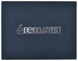 Az Éremművészeti Intézet éremtartó kazettája 1 kivehető tálcával, összesen 24 férőhellyel használt á...