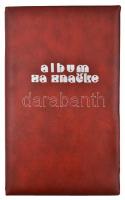 40db vegyes magyar és külföldi, főleg szocialista jelvény műbőr albumban, közte "SZKGY Budapest...