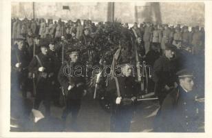 1918 Az SMS Viribus Unitis matrózai feltehetően a hajó süllyedésekor odaveszett társaikat búcsúztatják / funeral of the mariners of the SMS Viribus Unitis, K.u.K. navy, Kriegsmarine, photo