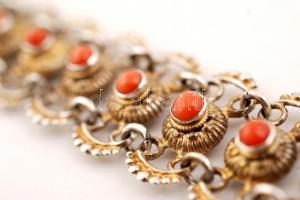 Korallal díszített aranyozott ezüst(Ag) karkötő, jelzett, h: 18,5 cm, br: 33,6 g