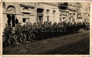 1939 Munkács, Mukacseve; kerékpáros magyar katonák, bevonulás, Schönfeld ruhaüzlete, Stern és Bernát üzlete, Locker műterem fotója / bicycle soldiers, entry of the Hungarian troops, shops Locker photo (fl)