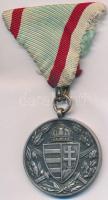 1929. "Magyar Háborús Emlékérem kardokkal, sisakkal" ezüstözött Br kitüntetés mellszalaggal, peremen "BRONZ" beütéssel T:2 Hungary 1929. "Hungarian Commemorative War Medal with swords and a helmet" silver plated Br decoration with ribbon, with "BRONZ" mark on the edge C:XF NMK 418.