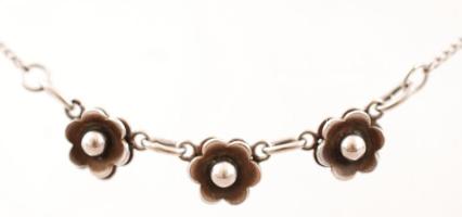 Kis virágokkal díszített ezüst(Ag) nyaklánc, jelzett, h:41 cm, 2,7 g