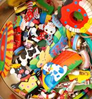 Színes fa hajcsatok, kitűzők, fülbevalók fém dobozban, d: 17 cm, m: 9 cm