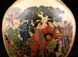 Japán díszváza, életképes jelenettel, jelzés nélkül, részben kézzel festett, hibátlan, m:36 cm
