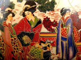 Japán díszváza, életképes jelenettel, jelzés nélkül, részben kézzel festett, hibátlan, m:36 cm