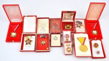 12db vegyes szocialista jelvény, kitüntetés, mind eredeti tokban, közte ~1970. "A Belkereskedelem Kiváló Dolgozója" aranyozott kitüntetés miniatűrrel, "Kiváló Dolgozó", "Szocialista Brigád" kitüntetések T:2
