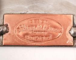 A mérges golfozó, Hinz&Kunst kézi készítésű német fém szobor, jelzett, m: 16,5 cm