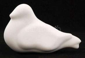 Héra József (1976- ): Fészkelő galamb, fehér márvány, jelzett, m: 13,5 cm