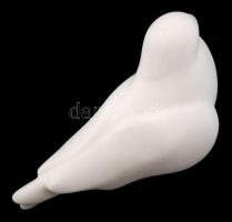 Héra József (1976- ): Fészkelő galamb, fehér márvány, jelzett, m: 13,5 cm