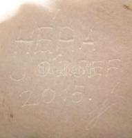 Héra József (1976- ): Angyal, fehér márvány, jelzett, m: 17,5 cm