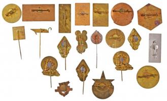 21db-os vegyes magyar és külföldi jelvény és kitűző tétel, közte "Honvédelemért", "Út...