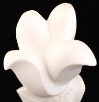 Héra József (1976- ): Virág, fehér márvány, gránit talapzaton, jelzett, m: 47,5 cm