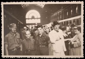 Nagy vegyes fotó hagyaték tétel, részben háború előtti, néhány katonaival is vegyített anyag, sok vá...