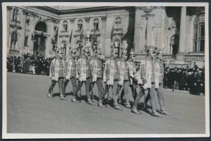 cca 1940 Koronaőrök a Várban fotó 6x9 cm