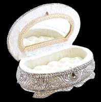 Régi, díszes ezüst lemezzel borított ékszertartódoboz, kulcs nélkül, 6x13x21cm