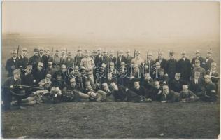 1914 Két hetes, friss bakák (önkéntesek?) a háború kezdetén. Feliratozott katonai fotólap