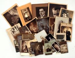cca 1900-1940 Vegyes családi képek, közte egy XI. Piuszt ábrázoló képpel,a fényképek egyrésze keményhátú kabinetfotó, 9x5,5 és 24x17 cm közötti méretekben