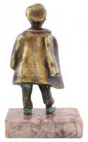 Jelzés nélkül: Cigarettázó fiúcska, bronzszobor márvány szupporton,11x5cm