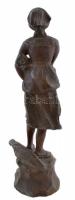 Jelzés nélkül: Parasztlány, bronzírozott spiáter szobor porcelán talapzaton, 21cm