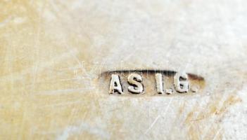 Jelzett (AS I.G.) szecessziós fűszertartó, tető hiányzik, ezüstözött fém, h:9,5 cm, m:5 cm