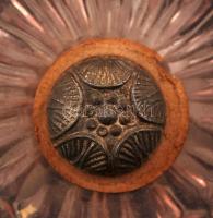 Díszes fémtalpas hullámos festett üveg kínáló, jelzés nélkül, apró kopásnyomokkal, d: 31 cm, m: 18 c...