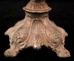 Díszes fémtalpas hullámos festett üveg kínáló, jelzés nélkül, apró kopásnyomokkal, d: 31 cm, m: 18 c...